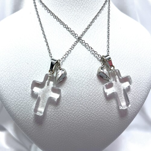 گردنبند شیشه ای طرح صلیب